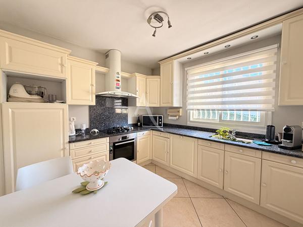 A VENDRE maison T4 de 90 m² avec jardin et vaste rdc, située au calme 13190 Allauch