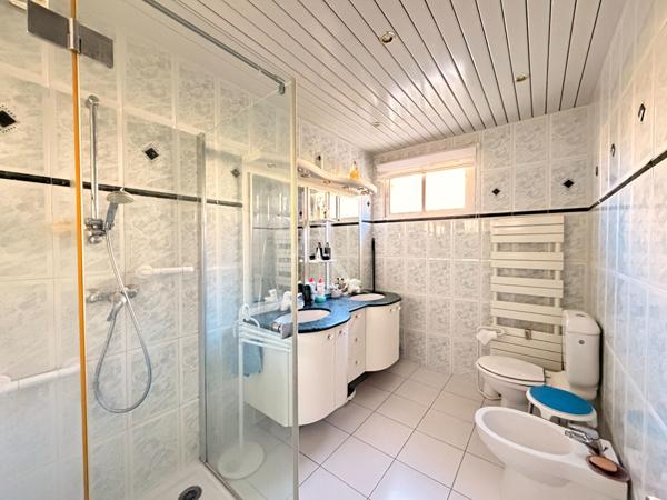 A VENDRE maison T4 de 90 m² avec jardin et vaste rdc, située au calme 13190 Allauch