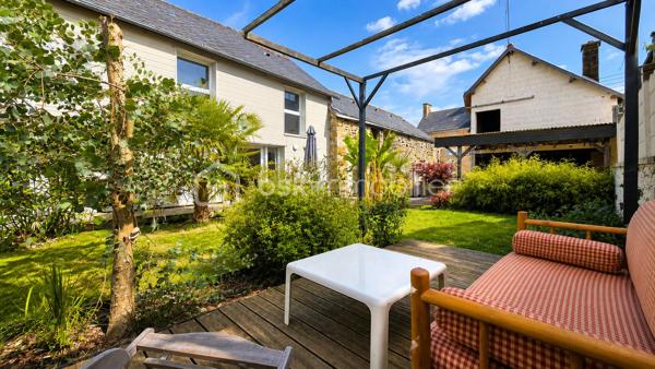 Maison de 210 m² entièrement rénovée à Dompierre, offrant une belle pièce de vie lumineuse et chaleureuse, suite parentale et jardin à l'abri des regards. Fort potentiel avec possibilités d'aménagement et de division. Il y a des maisons qui ne se visitent pas… elles se ressentent. À Dompierre du Chemin, cette maison d'environ 210 m² entièrement rénovée avec goût allie le charme de l'ancien et le confort d'aujourd'hui, dans une ambiance lumineuse et chaleureuse. Elle offre une belle pièce de vie de plus de 57 m² avec cuisine ouverte, aménagée et équipée (plaque, hotte, lave-vaisselle, four). Le rez-de-chaussée permet une vraie vie de plain-pied avec une suite parentale et sa salle d'eau. De l'autre côté, une pièce actuellement aménagée en salle de jeux et une grande salle vidéo de plus de 43 m² équipée d'un poêle à granules complète l'ensemble. À l'étage, vous découvrirez trois chambres, une salle de bains et un espace bureau ouvert. Un second escalier mène à une autre partie comprenant une chambre d'ami ou bureau ainsi qu'un grenier aménageable d'environ 58 m². À l'extérieur, le jardin à l'abri des regards permet de profiter pleinement des beaux jours. Une terrasse prolonge la maison, et les dépendances, dont un atelier, offrent de nombreuses possibilités : stockage, activité ou projet locatif, gîte. Au pied de la régalante, voie verte, bar/restaurant et pain au pied. Maison avec fort potentiel, possibilité de division.