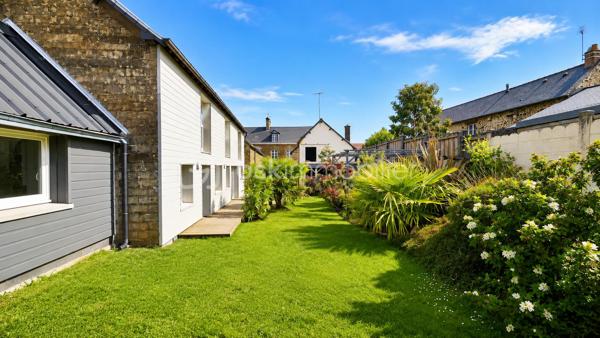 Maison de 210 m² entièrement rénovée à Dompierre, offrant une belle pièce de vie lumineuse et chaleureuse, suite parentale et jardin à l'abri des regards. Fort potentiel avec possibilités d'aménagement et de division. Il y a des maisons qui ne se visitent pas… elles se ressentent. À Dompierre du Chemin, cette maison d'environ 210 m² entièrement rénovée avec goût allie le charme de l'ancien et le confort d'aujourd'hui, dans une ambiance lumineuse et chaleureuse. Elle offre une belle pièce de vie de plus de 57 m² avec cuisine ouverte, aménagée et équipée (plaque, hotte, lave-vaisselle, four). Le rez-de-chaussée permet une vraie vie de plain-pied avec une suite parentale et sa salle d'eau. De l'autre côté, une pièce actuellement aménagée en salle de jeux et une grande salle vidéo de plus de 43 m² équipée d'un poêle à granules complète l'ensemble. À l'étage, vous découvrirez trois chambres, une salle de bains et un espace bureau ouvert. Un second escalier mène à une autre partie comprenant une chambre d'ami ou bureau ainsi qu'un grenier aménageable d'environ 58 m². À l'extérieur, le jardin à l'abri des regards permet de profiter pleinement des beaux jours. Une terrasse prolonge la maison, et les dépendances, dont un atelier, offrent de nombreuses possibilités : stockage, activité ou projet locatif, gîte. Au pied de la régalante, voie verte, bar/restaurant et pain au pied. Maison avec fort potentiel, possibilité de division.