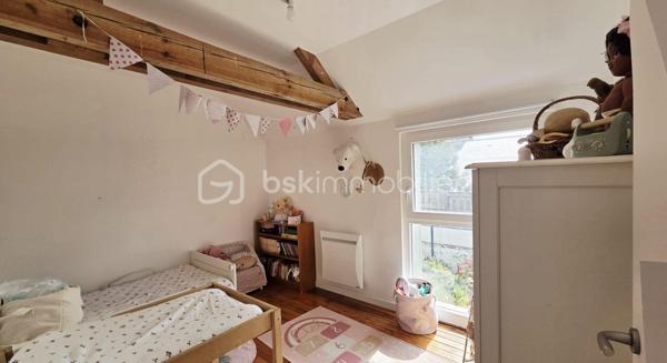 Maison de 210 m² entièrement rénovée à Dompierre, offrant une belle pièce de vie lumineuse et chaleureuse, suite parentale et jardin à l'abri des regards. Fort potentiel avec possibilités d'aménagement et de division. Il y a des maisons qui ne se visitent pas… elles se ressentent. À Dompierre du Chemin, cette maison d'environ 210 m² entièrement rénovée avec goût allie le charme de l'ancien et le confort d'aujourd'hui, dans une ambiance lumineuse et chaleureuse. Elle offre une belle pièce de vie de plus de 57 m² avec cuisine ouverte, aménagée et équipée (plaque, hotte, lave-vaisselle, four). Le rez-de-chaussée permet une vraie vie de plain-pied avec une suite parentale et sa salle d'eau. De l'autre côté, une pièce actuellement aménagée en salle de jeux et une grande salle vidéo de plus de 43 m² équipée d'un poêle à granules complète l'ensemble. À l'étage, vous découvrirez trois chambres, une salle de bains et un espace bureau ouvert. Un second escalier mène à une autre partie comprenant une chambre d'ami ou bureau ainsi qu'un grenier aménageable d'environ 58 m². À l'extérieur, le jardin à l'abri des regards permet de profiter pleinement des beaux jours. Une terrasse prolonge la maison, et les dépendances, dont un atelier, offrent de nombreuses possibilités : stockage, activité ou projet locatif, gîte. Au pied de la régalante, voie verte, bar/restaurant et pain au pied. Maison avec fort potentiel, possibilité de division.
