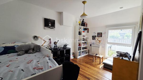 Maison de 210 m² entièrement rénovée à Dompierre, offrant une belle pièce de vie lumineuse et chaleureuse, suite parentale et jardin à l'abri des regards. Fort potentiel avec possibilités d'aménagement et de division. Il y a des maisons qui ne se visitent pas… elles se ressentent. À Dompierre du Chemin, cette maison d'environ 210 m² entièrement rénovée avec goût allie le charme de l'ancien et le confort d'aujourd'hui, dans une ambiance lumineuse et chaleureuse. Elle offre une belle pièce de vie de plus de 57 m² avec cuisine ouverte, aménagée et équipée (plaque, hotte, lave-vaisselle, four). Le rez-de-chaussée permet une vraie vie de plain-pied avec une suite parentale et sa salle d'eau. De l'autre côté, une pièce actuellement aménagée en salle de jeux et une grande salle vidéo de plus de 43 m² équipée d'un poêle à granules complète l'ensemble. À l'étage, vous découvrirez trois chambres, une salle de bains et un espace bureau ouvert. Un second escalier mène à une autre partie comprenant une chambre d'ami ou bureau ainsi qu'un grenier aménageable d'environ 58 m². À l'extérieur, le jardin à l'abri des regards permet de profiter pleinement des beaux jours. Une terrasse prolonge la maison, et les dépendances, dont un atelier, offrent de nombreuses possibilités : stockage, activité ou projet locatif, gîte. Au pied de la régalante, voie verte, bar/restaurant et pain au pied. Maison avec fort potentiel, possibilité de division.