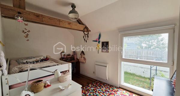 Maison de 210 m² entièrement rénovée à Dompierre, offrant une belle pièce de vie lumineuse et chaleureuse, suite parentale et jardin à l'abri des regards. Fort potentiel avec possibilités d'aménagement et de division. Il y a des maisons qui ne se visitent pas… elles se ressentent. À Dompierre du Chemin, cette maison d'environ 210 m² entièrement rénovée avec goût allie le charme de l'ancien et le confort d'aujourd'hui, dans une ambiance lumineuse et chaleureuse. Elle offre une belle pièce de vie de plus de 57 m² avec cuisine ouverte, aménagée et équipée (plaque, hotte, lave-vaisselle, four). Le rez-de-chaussée permet une vraie vie de plain-pied avec une suite parentale et sa salle d'eau. De l'autre côté, une pièce actuellement aménagée en salle de jeux et une grande salle vidéo de plus de 43 m² équipée d'un poêle à granules complète l'ensemble. À l'étage, vous découvrirez trois chambres, une salle de bains et un espace bureau ouvert. Un second escalier mène à une autre partie comprenant une chambre d'ami ou bureau ainsi qu'un grenier aménageable d'environ 58 m². À l'extérieur, le jardin à l'abri des regards permet de profiter pleinement des beaux jours. Une terrasse prolonge la maison, et les dépendances, dont un atelier, offrent de nombreuses possibilités : stockage, activité ou projet locatif, gîte. Au pied de la régalante, voie verte, bar/restaurant et pain au pied. Maison avec fort potentiel, possibilité de division.