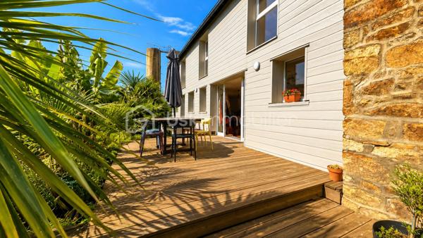 Maison de 210 m² entièrement rénovée à Dompierre, offrant une belle pièce de vie lumineuse et chaleureuse, suite parentale et jardin à l'abri des regards. Fort potentiel avec possibilités d'aménagement et de division. Il y a des maisons qui ne se visitent pas… elles se ressentent. À Dompierre du Chemin, cette maison d'environ 210 m² entièrement rénovée avec goût allie le charme de l'ancien et le confort d'aujourd'hui, dans une ambiance lumineuse et chaleureuse. Elle offre une belle pièce de vie de plus de 57 m² avec cuisine ouverte, aménagée et équipée (plaque, hotte, lave-vaisselle, four). Le rez-de-chaussée permet une vraie vie de plain-pied avec une suite parentale et sa salle d'eau. De l'autre côté, une pièce actuellement aménagée en salle de jeux et une grande salle vidéo de plus de 43 m² équipée d'un poêle à granules complète l'ensemble. À l'étage, vous découvrirez trois chambres, une salle de bains et un espace bureau ouvert. Un second escalier mène à une autre partie comprenant une chambre d'ami ou bureau ainsi qu'un grenier aménageable d'environ 58 m². À l'extérieur, le jardin à l'abri des regards permet de profiter pleinement des beaux jours. Une terrasse prolonge la maison, et les dépendances, dont un atelier, offrent de nombreuses possibilités : stockage, activité ou projet locatif, gîte. Au pied de la régalante, voie verte, bar/restaurant et pain au pied. Maison avec fort potentiel, possibilité de division.
