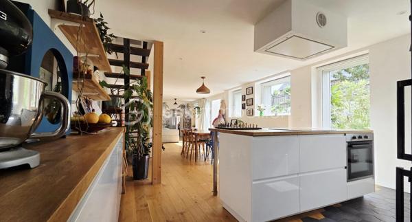 Maison de 210 m² entièrement rénovée à Dompierre, offrant une belle pièce de vie lumineuse et chaleureuse, suite parentale et jardin à l'abri des regards. Fort potentiel avec possibilités d'aménagement et de division. Il y a des maisons qui ne se visitent pas… elles se ressentent. À Dompierre du Chemin, cette maison d'environ 210 m² entièrement rénovée avec goût allie le charme de l'ancien et le confort d'aujourd'hui, dans une ambiance lumineuse et chaleureuse. Elle offre une belle pièce de vie de plus de 57 m² avec cuisine ouverte, aménagée et équipée (plaque, hotte, lave-vaisselle, four). Le rez-de-chaussée permet une vraie vie de plain-pied avec une suite parentale et sa salle d'eau. De l'autre côté, une pièce actuellement aménagée en salle de jeux et une grande salle vidéo de plus de 43 m² équipée d'un poêle à granules complète l'ensemble. À l'étage, vous découvrirez trois chambres, une salle de bains et un espace bureau ouvert. Un second escalier mène à une autre partie comprenant une chambre d'ami ou bureau ainsi qu'un grenier aménageable d'environ 58 m². À l'extérieur, le jardin à l'abri des regards permet de profiter pleinement des beaux jours. Une terrasse prolonge la maison, et les dépendances, dont un atelier, offrent de nombreuses possibilités : stockage, activité ou projet locatif, gîte. Au pied de la régalante, voie verte, bar/restaurant et pain au pied. Maison avec fort potentiel, possibilité de division.