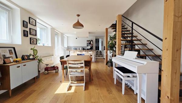Maison de 210 m² entièrement rénovée à Dompierre, offrant une belle pièce de vie lumineuse et chaleureuse, suite parentale et jardin à l'abri des regards. Fort potentiel avec possibilités d'aménagement et de division. Il y a des maisons qui ne se visitent pas… elles se ressentent. À Dompierre du Chemin, cette maison d'environ 210 m² entièrement rénovée avec goût allie le charme de l'ancien et le confort d'aujourd'hui, dans une ambiance lumineuse et chaleureuse. Elle offre une belle pièce de vie de plus de 57 m² avec cuisine ouverte, aménagée et équipée (plaque, hotte, lave-vaisselle, four). Le rez-de-chaussée permet une vraie vie de plain-pied avec une suite parentale et sa salle d'eau. De l'autre côté, une pièce actuellement aménagée en salle de jeux et une grande salle vidéo de plus de 43 m² équipée d'un poêle à granules complète l'ensemble. À l'étage, vous découvrirez trois chambres, une salle de bains et un espace bureau ouvert. Un second escalier mène à une autre partie comprenant une chambre d'ami ou bureau ainsi qu'un grenier aménageable d'environ 58 m². À l'extérieur, le jardin à l'abri des regards permet de profiter pleinement des beaux jours. Une terrasse prolonge la maison, et les dépendances, dont un atelier, offrent de nombreuses possibilités : stockage, activité ou projet locatif, gîte. Au pied de la régalante, voie verte, bar/restaurant et pain au pied. Maison avec fort potentiel, possibilité de division.
