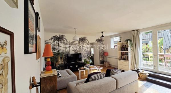 Maison de 210 m² entièrement rénovée à Dompierre, offrant une belle pièce de vie lumineuse et chaleureuse, suite parentale et jardin à l'abri des regards. Fort potentiel avec possibilités d'aménagement et de division. Il y a des maisons qui ne se visitent pas… elles se ressentent. À Dompierre du Chemin, cette maison d'environ 210 m² entièrement rénovée avec goût allie le charme de l'ancien et le confort d'aujourd'hui, dans une ambiance lumineuse et chaleureuse. Elle offre une belle pièce de vie de plus de 57 m² avec cuisine ouverte, aménagée et équipée (plaque, hotte, lave-vaisselle, four). Le rez-de-chaussée permet une vraie vie de plain-pied avec une suite parentale et sa salle d'eau. De l'autre côté, une pièce actuellement aménagée en salle de jeux et une grande salle vidéo de plus de 43 m² équipée d'un poêle à granules complète l'ensemble. À l'étage, vous découvrirez trois chambres, une salle de bains et un espace bureau ouvert. Un second escalier mène à une autre partie comprenant une chambre d'ami ou bureau ainsi qu'un grenier aménageable d'environ 58 m². À l'extérieur, le jardin à l'abri des regards permet de profiter pleinement des beaux jours. Une terrasse prolonge la maison, et les dépendances, dont un atelier, offrent de nombreuses possibilités : stockage, activité ou projet locatif, gîte. Au pied de la régalante, voie verte, bar/restaurant et pain au pied. Maison avec fort potentiel, possibilité de division.