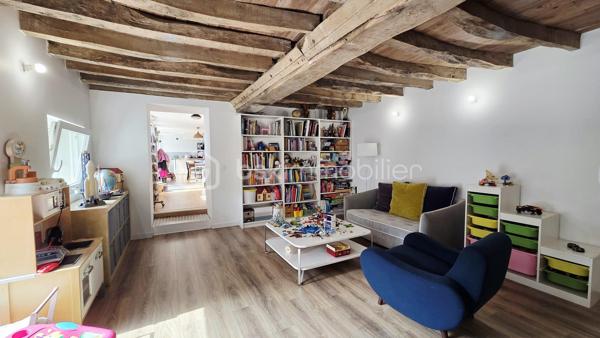 Maison de 210 m² entièrement rénovée à Dompierre, offrant une belle pièce de vie lumineuse et chaleureuse, suite parentale et jardin à l'abri des regards. Fort potentiel avec possibilités d'aménagement et de division. Il y a des maisons qui ne se visitent pas… elles se ressentent. À Dompierre du Chemin, cette maison d'environ 210 m² entièrement rénovée avec goût allie le charme de l'ancien et le confort d'aujourd'hui, dans une ambiance lumineuse et chaleureuse. Elle offre une belle pièce de vie de plus de 57 m² avec cuisine ouverte, aménagée et équipée (plaque, hotte, lave-vaisselle, four). Le rez-de-chaussée permet une vraie vie de plain-pied avec une suite parentale et sa salle d'eau. De l'autre côté, une pièce actuellement aménagée en salle de jeux et une grande salle vidéo de plus de 43 m² équipée d'un poêle à granules complète l'ensemble. À l'étage, vous découvrirez trois chambres, une salle de bains et un espace bureau ouvert. Un second escalier mène à une autre partie comprenant une chambre d'ami ou bureau ainsi qu'un grenier aménageable d'environ 58 m². À l'extérieur, le jardin à l'abri des regards permet de profiter pleinement des beaux jours. Une terrasse prolonge la maison, et les dépendances, dont un atelier, offrent de nombreuses possibilités : stockage, activité ou projet locatif, gîte. Au pied de la régalante, voie verte, bar/restaurant et pain au pied. Maison avec fort potentiel, possibilité de division.