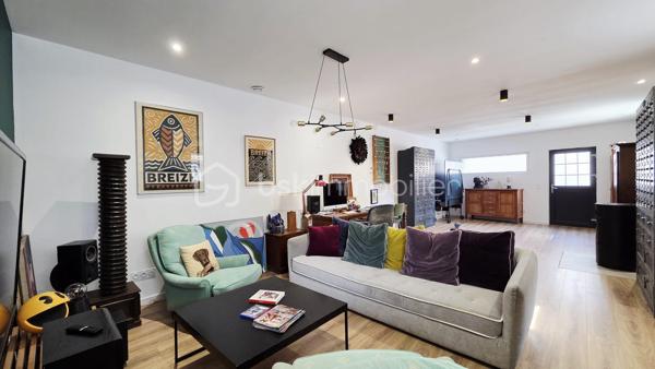 Maison de 210 m² entièrement rénovée à Dompierre, offrant une belle pièce de vie lumineuse et chaleureuse, suite parentale et jardin à l'abri des regards. Fort potentiel avec possibilités d'aménagement et de division. Il y a des maisons qui ne se visitent pas… elles se ressentent. À Dompierre du Chemin, cette maison d'environ 210 m² entièrement rénovée avec goût allie le charme de l'ancien et le confort d'aujourd'hui, dans une ambiance lumineuse et chaleureuse. Elle offre une belle pièce de vie de plus de 57 m² avec cuisine ouverte, aménagée et équipée (plaque, hotte, lave-vaisselle, four). Le rez-de-chaussée permet une vraie vie de plain-pied avec une suite parentale et sa salle d'eau. De l'autre côté, une pièce actuellement aménagée en salle de jeux et une grande salle vidéo de plus de 43 m² équipée d'un poêle à granules complète l'ensemble. À l'étage, vous découvrirez trois chambres, une salle de bains et un espace bureau ouvert. Un second escalier mène à une autre partie comprenant une chambre d'ami ou bureau ainsi qu'un grenier aménageable d'environ 58 m². À l'extérieur, le jardin à l'abri des regards permet de profiter pleinement des beaux jours. Une terrasse prolonge la maison, et les dépendances, dont un atelier, offrent de nombreuses possibilités : stockage, activité ou projet locatif, gîte. Au pied de la régalante, voie verte, bar/restaurant et pain au pied. Maison avec fort potentiel, possibilité de division.