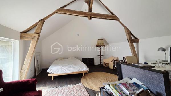 Maison de 210 m² entièrement rénovée à Dompierre, offrant une belle pièce de vie lumineuse et chaleureuse, suite parentale et jardin à l'abri des regards. Fort potentiel avec possibilités d'aménagement et de division. Il y a des maisons qui ne se visitent pas… elles se ressentent. À Dompierre du Chemin, cette maison d'environ 210 m² entièrement rénovée avec goût allie le charme de l'ancien et le confort d'aujourd'hui, dans une ambiance lumineuse et chaleureuse. Elle offre une belle pièce de vie de plus de 57 m² avec cuisine ouverte, aménagée et équipée (plaque, hotte, lave-vaisselle, four). Le rez-de-chaussée permet une vraie vie de plain-pied avec une suite parentale et sa salle d'eau. De l'autre côté, une pièce actuellement aménagée en salle de jeux et une grande salle vidéo de plus de 43 m² équipée d'un poêle à granules complète l'ensemble. À l'étage, vous découvrirez trois chambres, une salle de bains et un espace bureau ouvert. Un second escalier mène à une autre partie comprenant une chambre d'ami ou bureau ainsi qu'un grenier aménageable d'environ 58 m². À l'extérieur, le jardin à l'abri des regards permet de profiter pleinement des beaux jours. Une terrasse prolonge la maison, et les dépendances, dont un atelier, offrent de nombreuses possibilités : stockage, activité ou projet locatif, gîte. Au pied de la régalante, voie verte, bar/restaurant et pain au pied. Maison avec fort potentiel, possibilité de division.