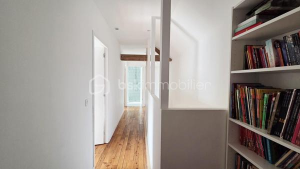 Maison de 210 m² entièrement rénovée à Dompierre, offrant une belle pièce de vie lumineuse et chaleureuse, suite parentale et jardin à l'abri des regards. Fort potentiel avec possibilités d'aménagement et de division. Il y a des maisons qui ne se visitent pas… elles se ressentent. À Dompierre du Chemin, cette maison d'environ 210 m² entièrement rénovée avec goût allie le charme de l'ancien et le confort d'aujourd'hui, dans une ambiance lumineuse et chaleureuse. Elle offre une belle pièce de vie de plus de 57 m² avec cuisine ouverte, aménagée et équipée (plaque, hotte, lave-vaisselle, four). Le rez-de-chaussée permet une vraie vie de plain-pied avec une suite parentale et sa salle d'eau. De l'autre côté, une pièce actuellement aménagée en salle de jeux et une grande salle vidéo de plus de 43 m² équipée d'un poêle à granules complète l'ensemble. À l'étage, vous découvrirez trois chambres, une salle de bains et un espace bureau ouvert. Un second escalier mène à une autre partie comprenant une chambre d'ami ou bureau ainsi qu'un grenier aménageable d'environ 58 m². À l'extérieur, le jardin à l'abri des regards permet de profiter pleinement des beaux jours. Une terrasse prolonge la maison, et les dépendances, dont un atelier, offrent de nombreuses possibilités : stockage, activité ou projet locatif, gîte. Au pied de la régalante, voie verte, bar/restaurant et pain au pied. Maison avec fort potentiel, possibilité de division.