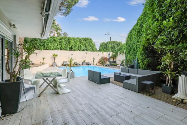 Champagne au Mont d’Or : maison familiale de 208 m², 5 chambres, piscine, jardin paysager et terrasses.