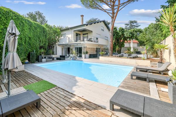 Champagne au Mont d’Or : maison familiale de 208 m², 5 chambres, piscine, jardin paysager et terrasses.