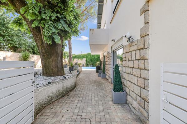 Champagne au Mont d’Or : maison familiale de 208 m², 5 chambres, piscine, jardin paysager et terrasses.