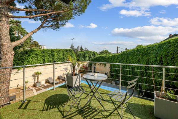 Champagne au Mont d’Or : maison familiale de 208 m², 5 chambres, piscine, jardin paysager et terrasses.
