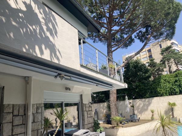 Champagne au Mont d’Or : maison familiale de 208 m², 5 chambres, piscine, jardin paysager et terrasses.