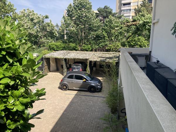 Champagne au Mont d’Or : maison familiale de 208 m², 5 chambres, piscine, jardin paysager et terrasses.