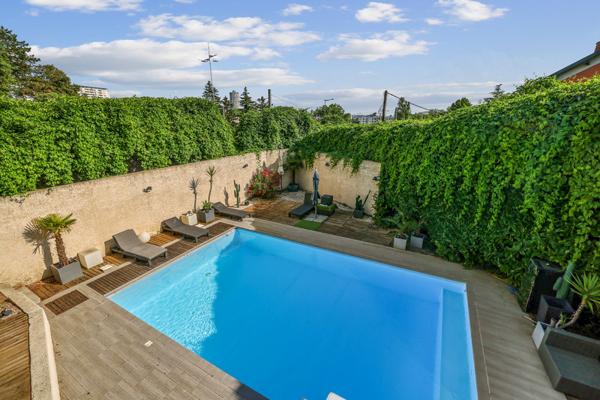 Champagne au Mont d’Or : maison familiale de 208 m², 5 chambres, piscine, jardin paysager et terrasses.