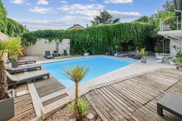 Champagne au Mont d’Or : maison familiale de 208 m², 5 chambres, piscine, jardin paysager et terrasses.