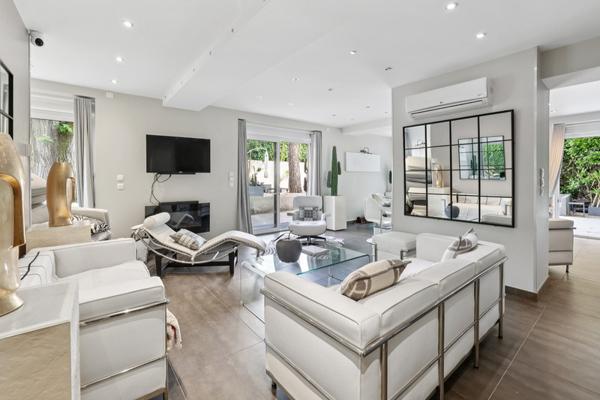Champagne au Mont d’Or : maison familiale de 208 m², 5 chambres, piscine, jardin paysager et terrasses.