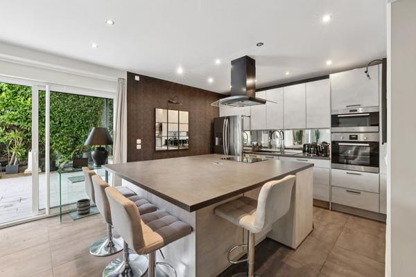 Champagne au Mont d’Or : maison familiale de 208 m², 5 chambres, piscine, jardin paysager et terrasses.