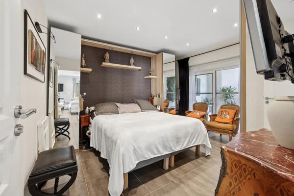 Champagne au Mont d’Or : maison familiale de 208 m², 5 chambres, piscine, jardin paysager et terrasses.