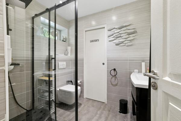 Champagne au Mont d’Or : maison familiale de 208 m², 5 chambres, piscine, jardin paysager et terrasses.