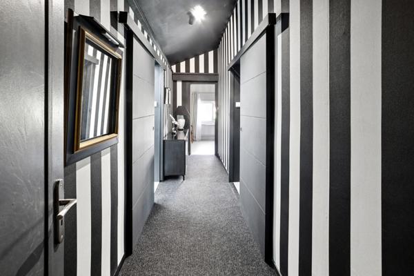 Champagne au Mont d’Or : maison familiale de 208 m², 5 chambres, piscine, jardin paysager et terrasses.