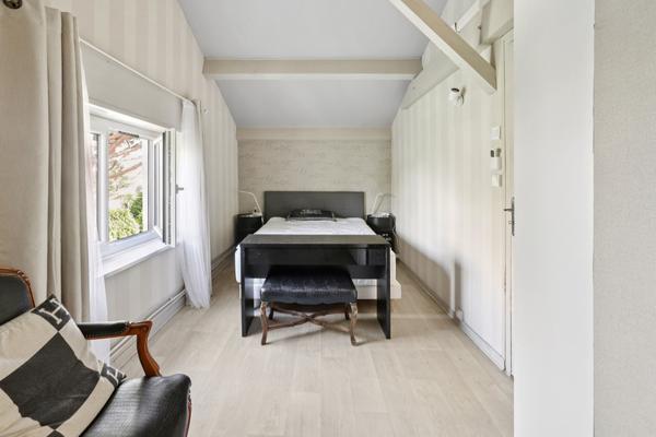 Champagne au Mont d’Or : maison familiale de 208 m², 5 chambres, piscine, jardin paysager et terrasses.