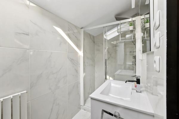 Champagne au Mont d’Or : maison familiale de 208 m², 5 chambres, piscine, jardin paysager et terrasses.