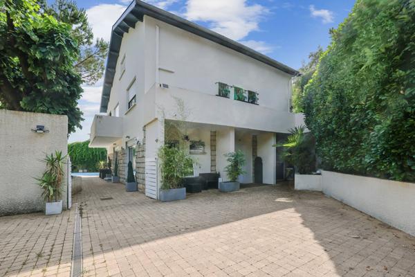Champagne au Mont d’Or : maison familiale de 208 m², 5 chambres, piscine, jardin paysager et terrasses.