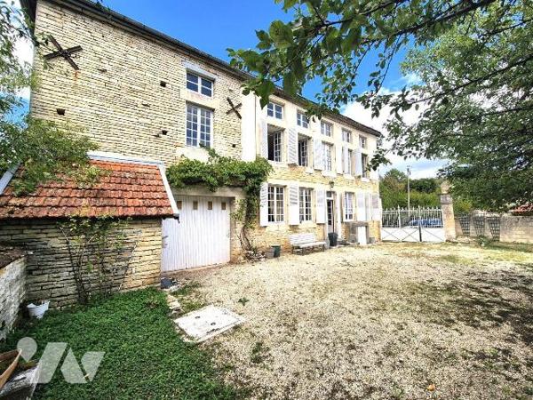 Belle maison en Pierres, dans le village de Cunfin. Elle est composée, en rez-de-chaussée, d'un...