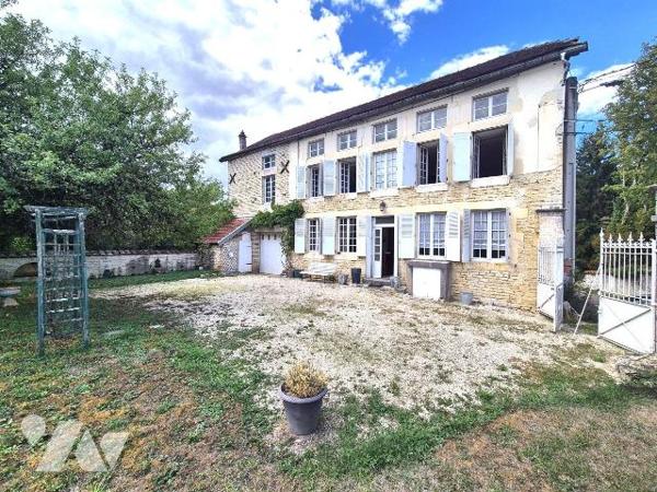 Belle maison en Pierres, dans le village de Cunfin. Elle est composée, en rez-de-chaussée, d'un...
