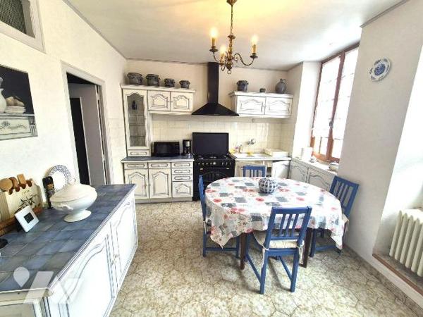 Belle maison en Pierres, dans le village de Cunfin. Elle est composée, en rez-de-chaussée, d'un...
