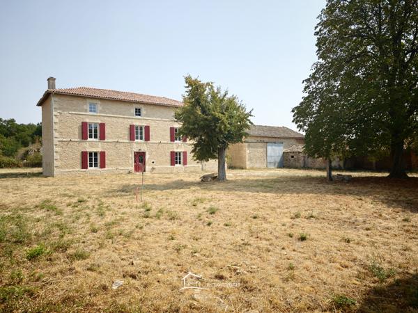 TRES BELLE DEMEURE Lezay (79120)