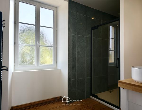 TRES BELLE DEMEURE Lezay (79120)