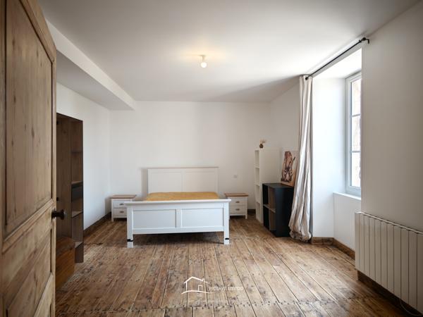 TRES BELLE DEMEURE Lezay (79120)