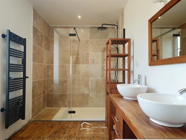TRES BELLE DEMEURE Lezay (79120)