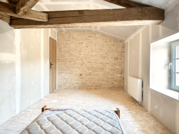 TRES BELLE DEMEURE Lezay (79120)