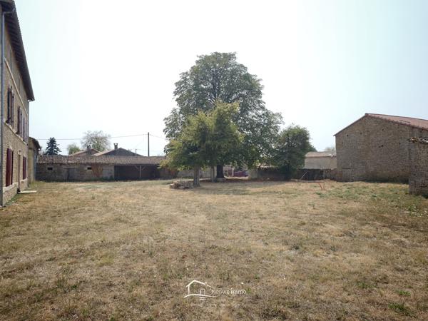 TRES BELLE DEMEURE Lezay (79120)