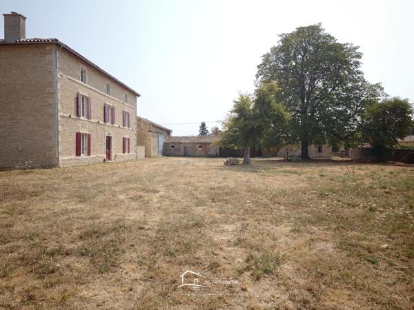 TRES BELLE DEMEURE Lezay (79120)