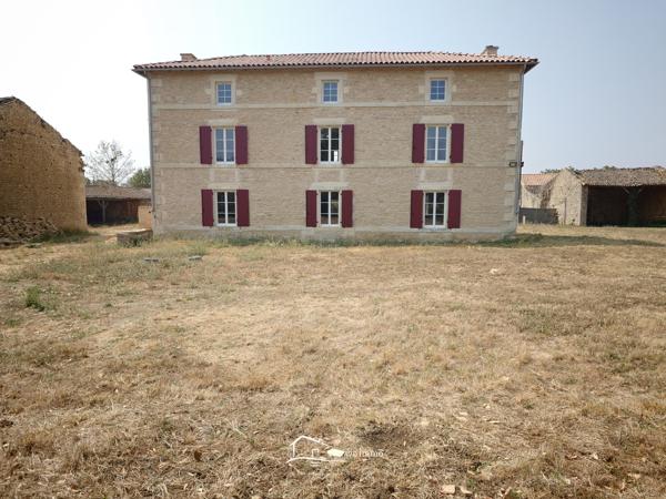 TRES BELLE DEMEURE Lezay (79120)