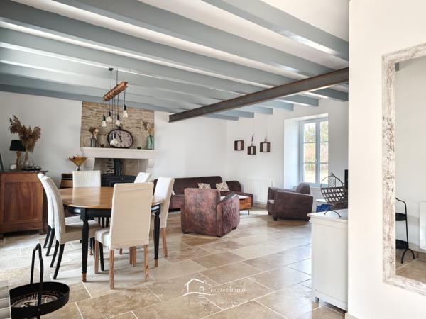 TRES BELLE DEMEURE Lezay (79120)