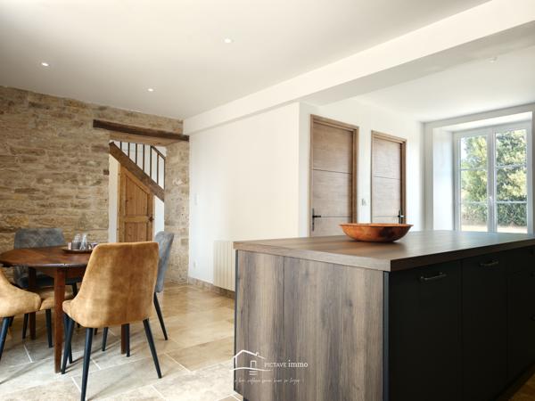 TRES BELLE DEMEURE Lezay (79120)