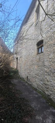 Maison de village à rénover avec jardin et terrasse