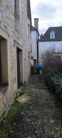 Maison de village à rénover avec jardin et terrasse