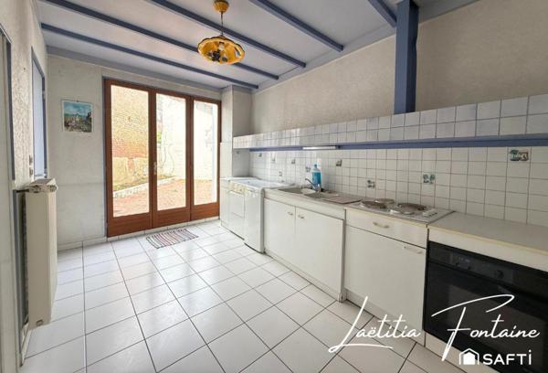 Maison à rénover avec cour et dépendance