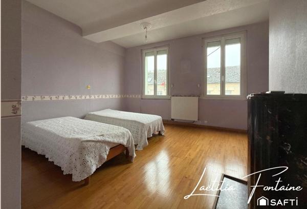 Maison à rénover avec cour et dépendance