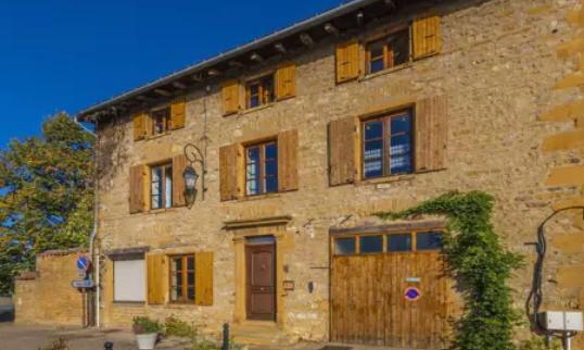 Magnifique maison en pierres dorées de 345 m² sur terrain de 1420 m².