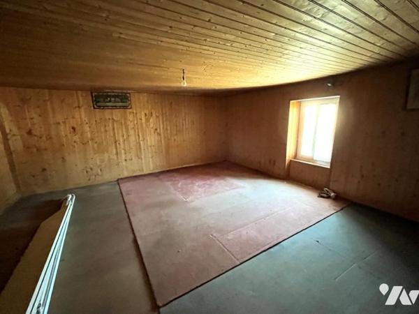 Pouzauges maison en pierre 2 chambres + grenier aménageable 